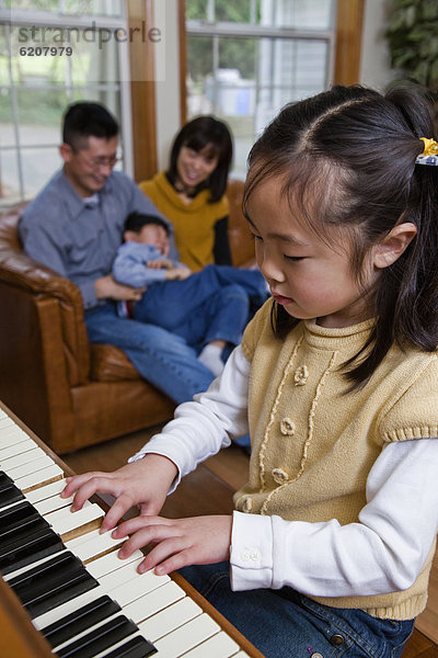 Klavier  südkoreanisch  Mädchen  spielen