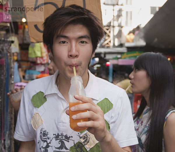 Mann  chinesisch  trinken  Saft