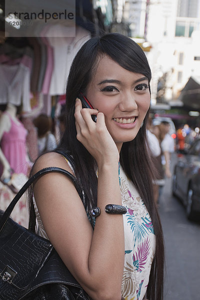 Asiatische Frau Gespräch auf Handy