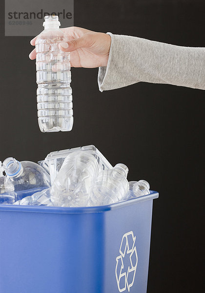 Frau Recycling Kunststoff Flasche