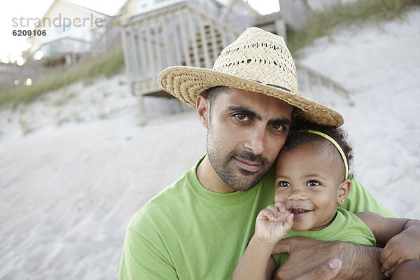 Strand  Menschlicher Vater  halten  Tochter