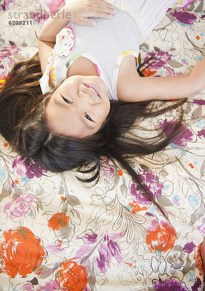 liegend  liegen  liegt  liegendes  liegender  liegende  daliegen  lächeln  Bett  südkoreanisch  Mädchen
