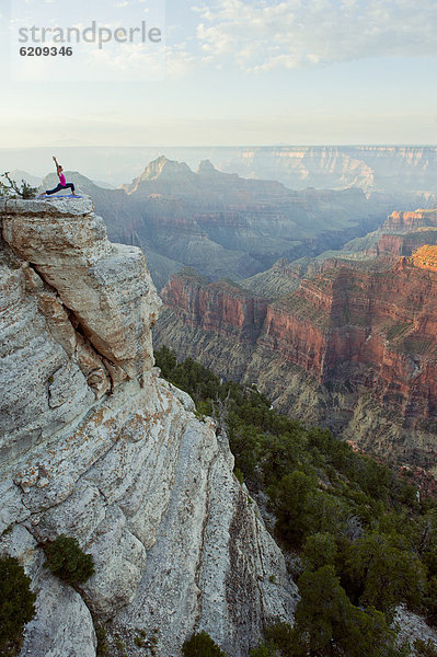 nahe  Europäer  Frau  Steilküste  üben  Yoga  Schlucht