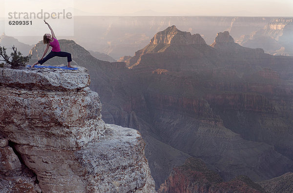 nahe  Europäer  Frau  Steilküste  üben  Yoga  Schlucht