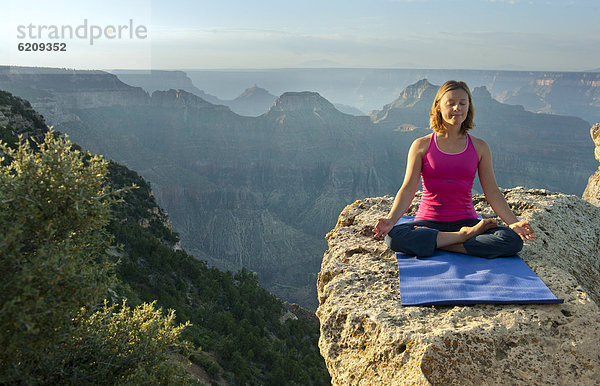 nahe  Europäer  Frau  Steilküste  üben  Yoga  Schlucht