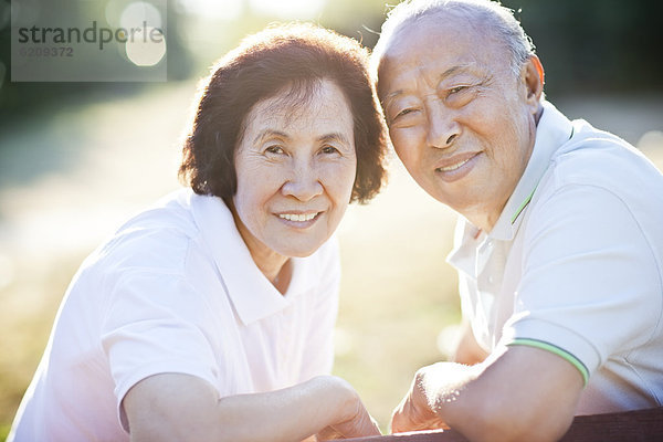 Außenaufnahme  Senior  Senioren  lächeln  chinesisch  freie Natur