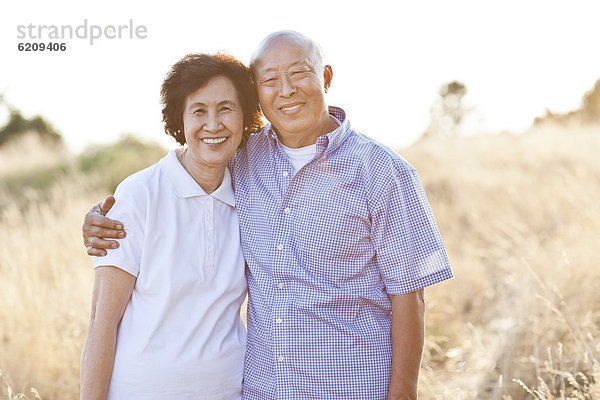stehend  Senior  Senioren  lächeln  chinesisch  Feld