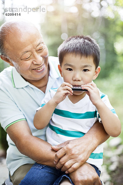 Mundharmonika  sehen  chinesisch  Enkelsohn  Großvater
