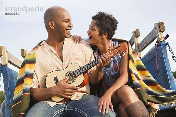 Mann  Ehefrau  Lastkraftwagen  Ukulele  spielen