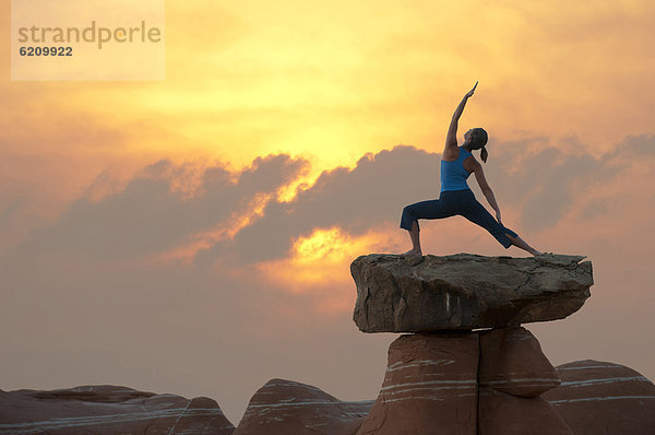 Felsbrocken  Europäer  Frau  üben  Anordnung  hoch  oben  Yoga