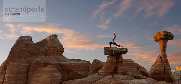 Felsbrocken  Europäer  Frau  üben  Anordnung  hoch  oben  Yoga