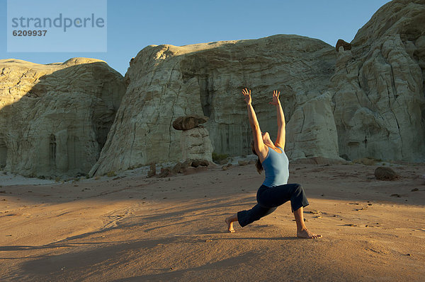 Europäer  Frau  Wüste  üben  Yoga