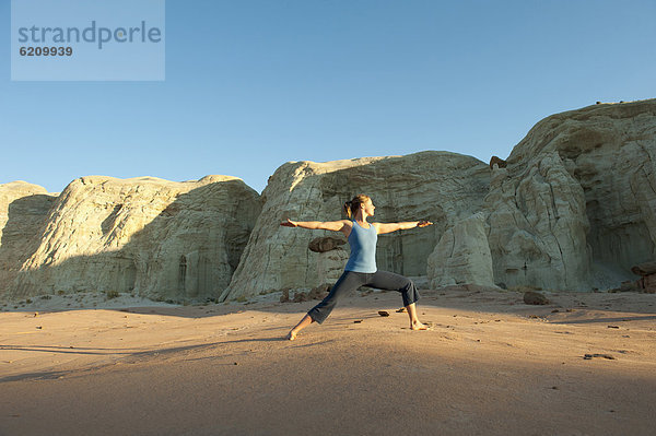 Europäer  Frau  Wüste  üben  Yoga