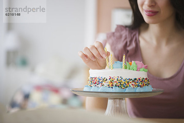 Frau  Vorbereitung  mischen  Geburtstag  Kuchen  Mixed