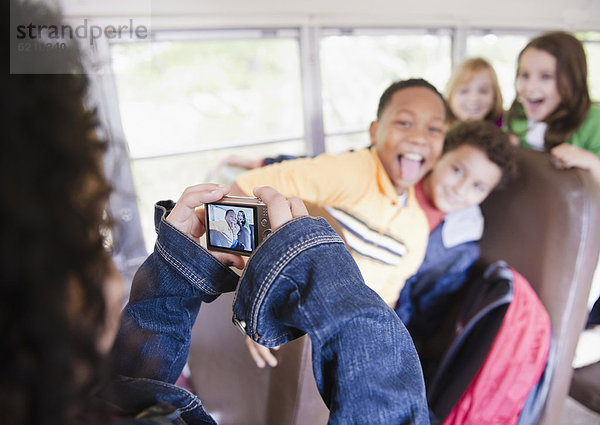 Fotografie  nehmen  Omnibus  Schule  Mädchen