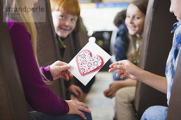 geben  Valentinstag  Omnibus  Schule  Mädchen  Freund