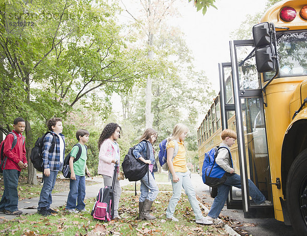 Omnibus  Schule  bekommen