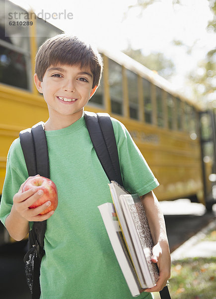 Europäer  Junge - Person  warten  Omnibus  Schule