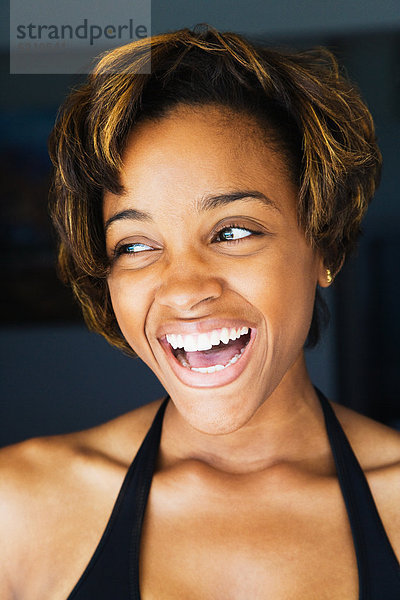 Afrikanische Frau lachen