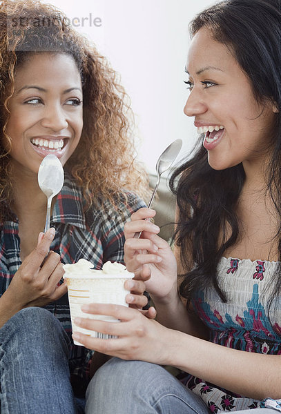 Frau  Eis  essen  essend  isst  Sahne