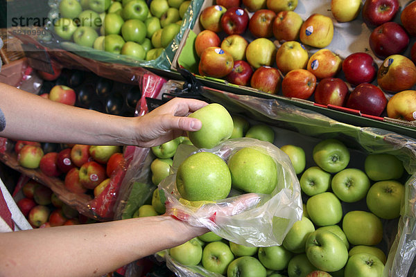 Äpfel  Lebensmittelabteilung  Supermarkt  Deutschland  Europa