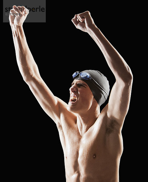 Jugendlicher  Europäer  Junge - Person  jubeln  Schutzbrille  Mütze  schwimmen Schwimmkappe und Schwimmbrille