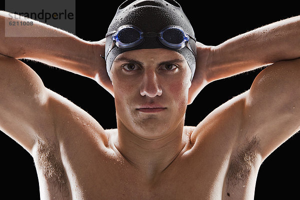 Jugendlicher  Europäer  Junge - Person  Schutzbrille  Mütze  schwimmen Schwimmkappe und Schwimmbrille