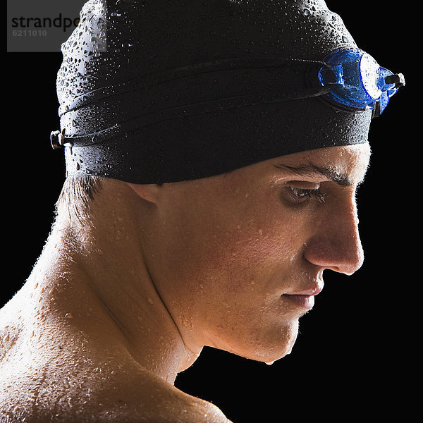 Jugendlicher  Europäer  Junge - Person  Schutzbrille  Mütze  schwimmen Schwimmkappe und Schwimmbrille