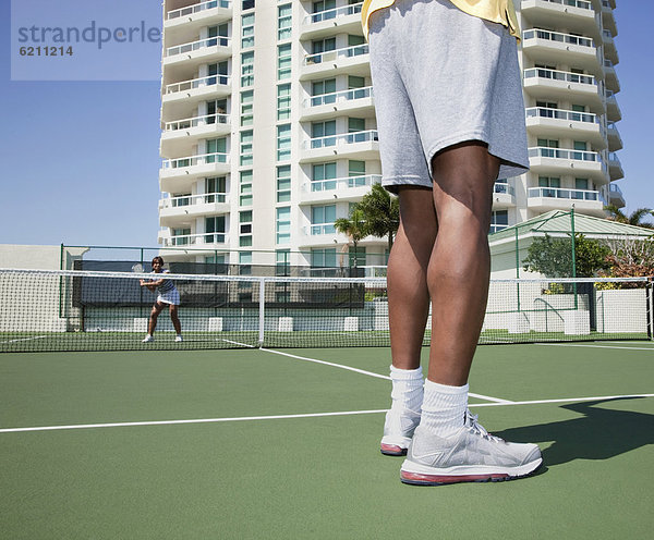 Paar Tennisspielen