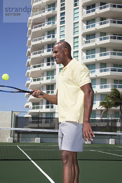 Mann balancieren Treffer treffen Ball Spielzeug Tennis