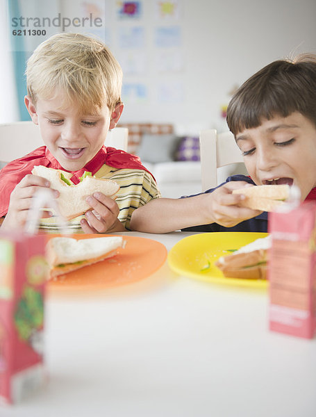 Zusammenhalt  Junge - Person  essen  essend  isst  Mittagessen