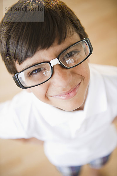 Brille  Junge - Person  reparieren  Klebeband  Kleidung