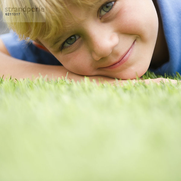 liegend  liegen  liegt  liegendes  liegender  liegende  daliegen  Europäer  lächeln  Junge - Person  Gras