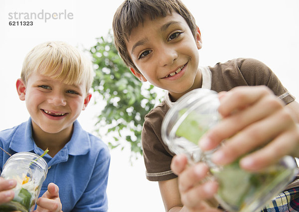 Junge - Person  fangen  halten  Glas