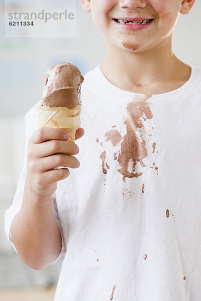 kegelförmig  Kegel  Europäer  Junge - Person  heraustropfen  tropfen  undicht  Eis  essen  essend  isst  Sahne