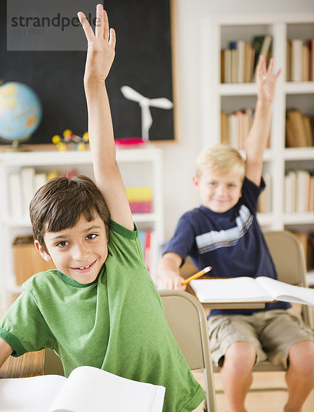 Junge - Person  heben  Klassenzimmer