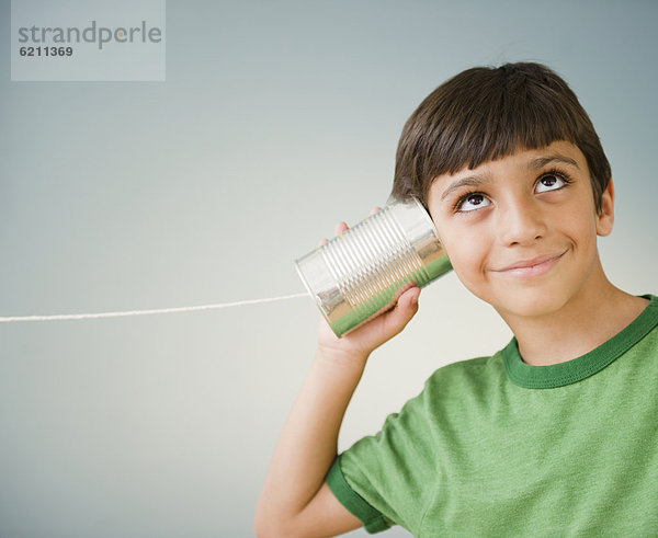 zuhören  Junge - Person  Hispanier  Telefon  Zinn