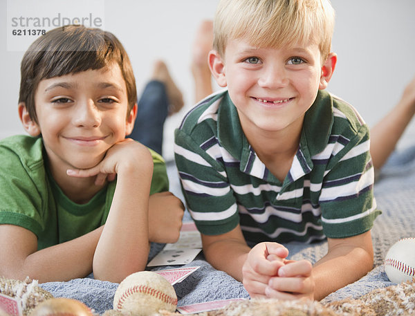 liegend  liegen  liegt  liegendes  liegender  liegende  daliegen  Zusammenhalt  Junge - Person  Bett