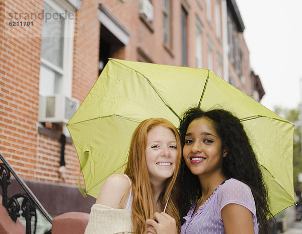 Außenaufnahme  Freundschaft  teilen  Regenschirm  Schirm  freie Natur