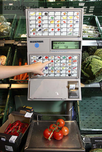 Selbstbedienungswaage  Wiegen von Tomaten  Lebensmittelabteilung  Supermarkt  Deutschland  Europa
