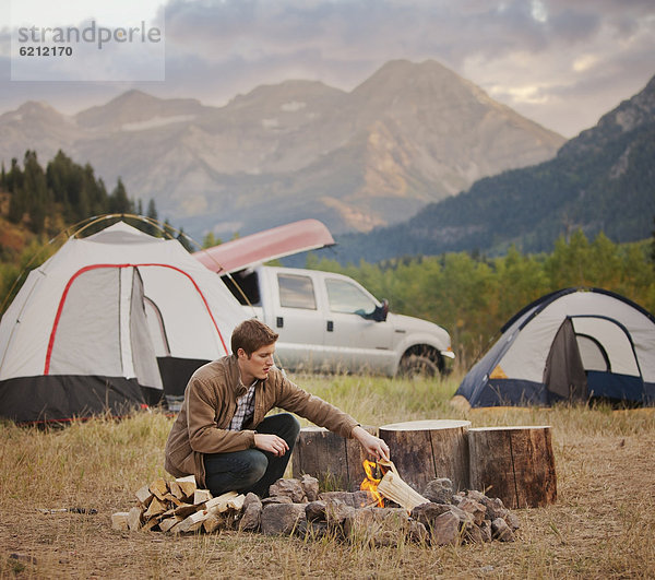 Lagerfeuer Europäer Mann Gebäude Campingplatz