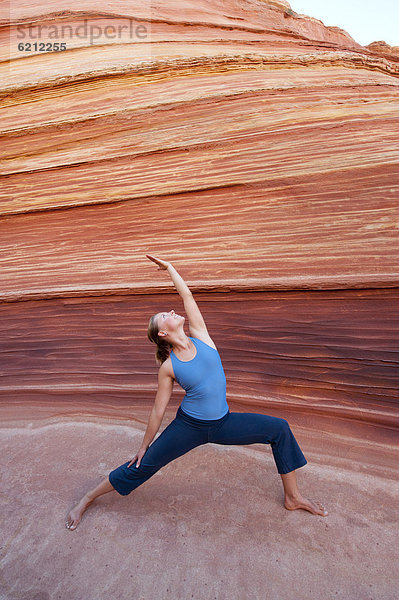 Außenaufnahme  Europäer  Frau  üben  Yoga  freie Natur