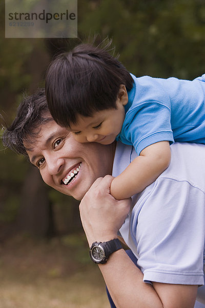 geben  lächeln  Junge - Person  Menschlicher Vater  huckepack  Baby