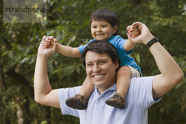 tragen  Menschlicher Vater  Sohn  Hispanier  Menschliche Schulter  Schultern