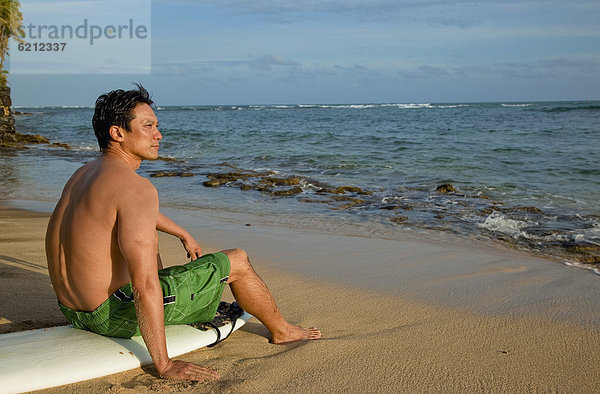 sitzend  Mann  Strand  Surfboard  japanisch