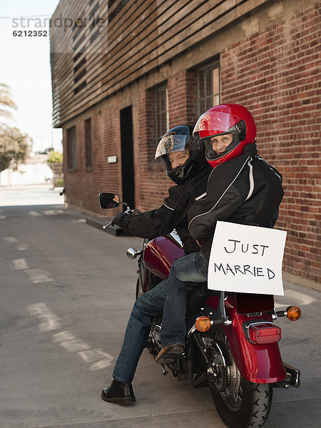 Europäer  Ehepaar  fahren  Zeichen  Motorrad  Signal