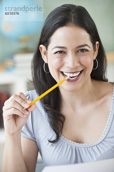 Radiergummi  Frau  Bleistift  beißen  lächeln  Hispanier
