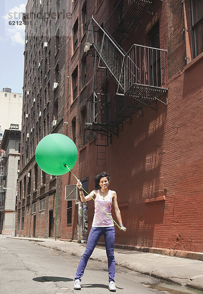 Städtisches Motiv  Städtische Motive  Straßenszene  Straßenszene  Frau  Luftballon  Ballon  Straße  halten  mischen  Mixed