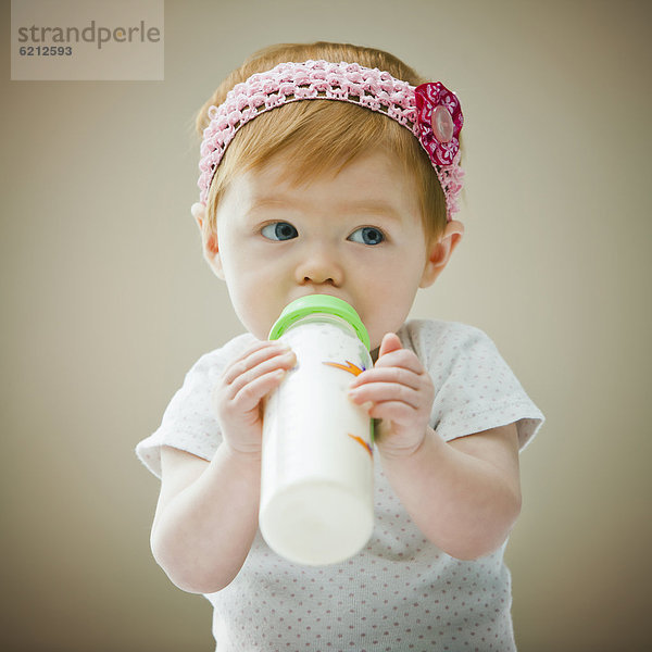 Europäer  trinken  Mädchen  Baby  Flasche