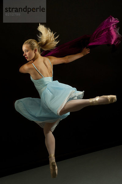 Europäer  In der Luft schwebend  Tänzer  Ballett